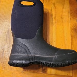 Bogs sz 4. Selling one boot